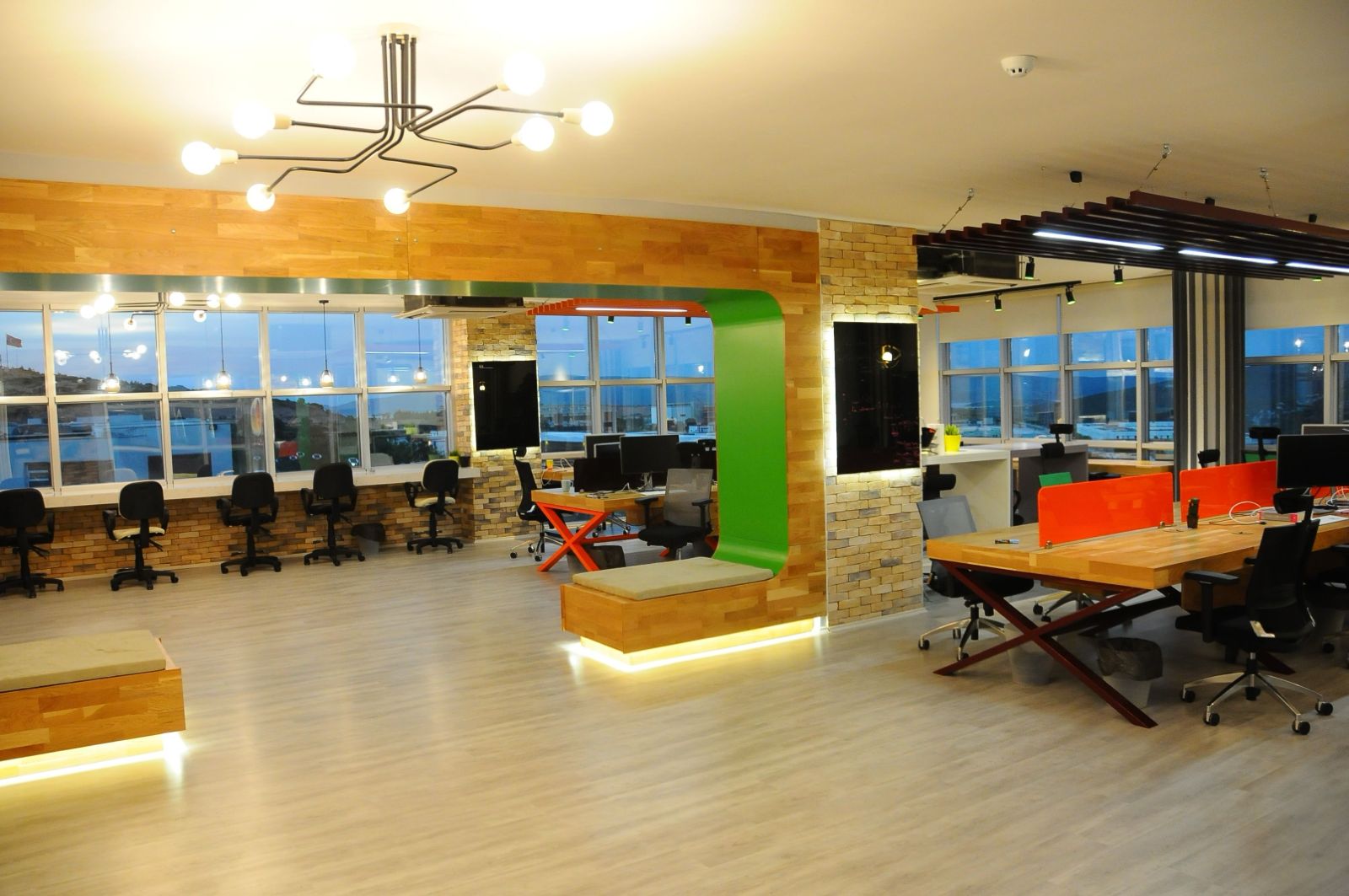 Panoramic view of the Linovi office